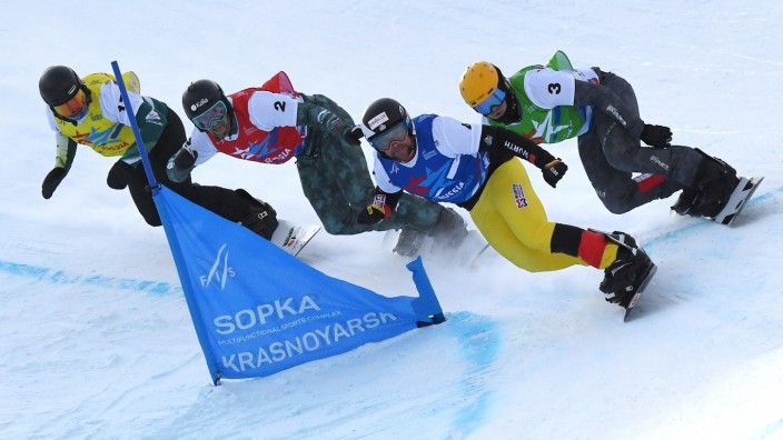 Snowboard: Überragende Carving-Technik: Martin Nörl (gelbe Hose) bei seinem Weltcupsieg in Krasnojarsk.