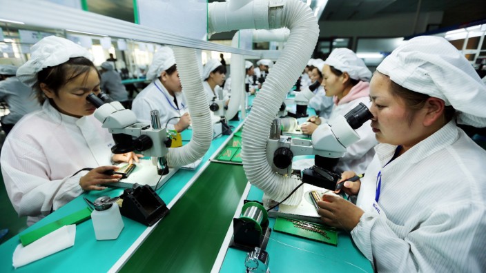 Nachhaltigkeit: Arbeiterinnen in der Fabrik eines chinesischen Smartphone-Herstellers. Die Produktion der Geräte verursacht den größten Anteil am CO₂-Ausstoß.