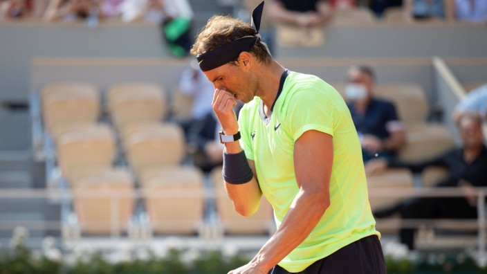 Prominente Eigenheiten: Eine der vielen Marotten von Rafael Nadal: sich vor dem Aufschlag an die Nase fassen.
