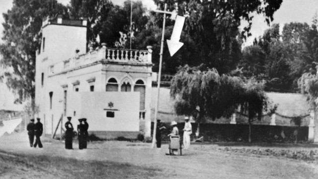 Dem Geheimnis auf der Spur: Ein Foto vom 26. Mai 1940 zeigt die Villa in der Avenida Viena in Mexiko-Stadt, der Pfeil weist auf die Wand zu den Schlafräumen, die die Angreifer mit ihren Kugeln durchlöcherten.