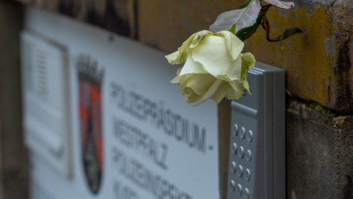 Getötete Polizisten: Eine Rose hängt vor der Polizeiinspektion in Kusel zum Gedenken.
