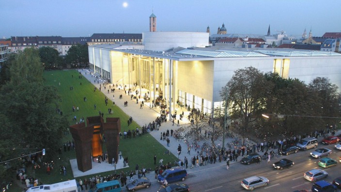 Pinakothek der Moderne: Andrang und Aufregung: So sah das aus in der Eröffnungswoche im September 2002, als die Münchner ihr neues Museum entdecken durften.