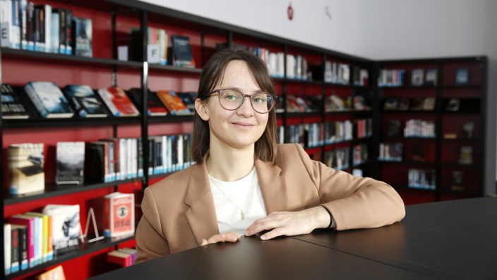 Kultur in Geretsried: Es war ihr „absoluter Wunsch“: Hannah Vogel hat die Leitung der Stadtbücherei Geretsried an der Adalbert-Stifter-Straße übernommen.