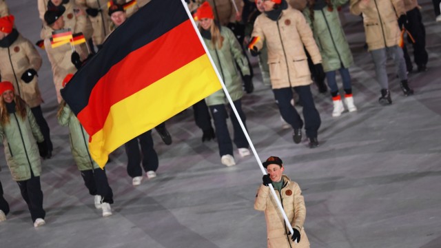 Fahnenträgerin bei Olympia: Das waren noch unbeschwertere Spiele: Das deutsche Team mit Fahnenträger Eric Frenzel läuft 2018 bei der Eröffnungsfeier in das Olympiastadion von Pyeongchang.