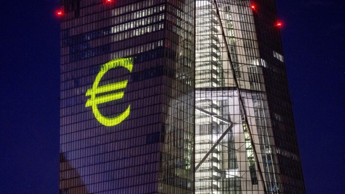 Geldpolitik: EZB-Tower in Frankfurt am Main: Die Sorge der Verbraucher steigt.