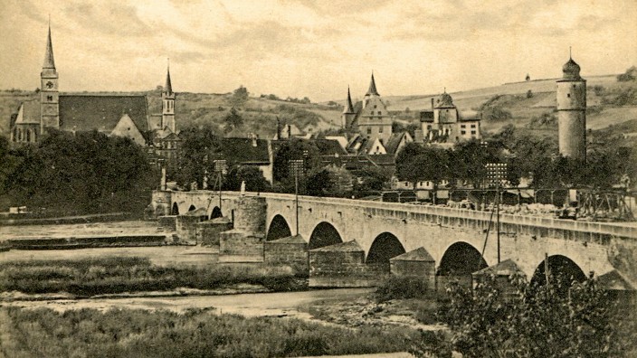 Landesamt für Denkmalpflege: Um die Rettung der Alten Mainbrücke in Ochsenfurt machte sich Egon Johannes Greipl ebenso verdient wie um die Sanierung des Wasserschlosses in Arnschwang.