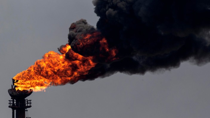 Erdgas: Schornstein einer Raffinerie in Venezuela: Wird ausströmendes Erdgas verbrannt, gelangt immerhin kein Methan in die Atmosphäre. Klimaschädlich ist das "Flaring" dennoch.