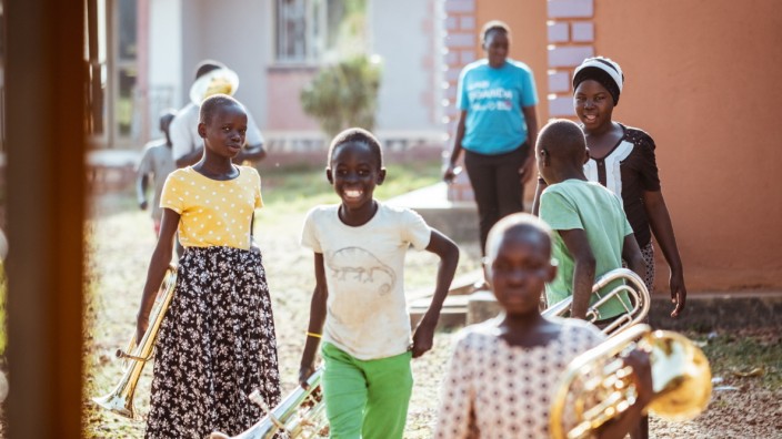 Verein Music Connects: Mit anderen Musik zu machen, bringt Freude ins Leben. Das Projekt "Lab Uganda" kommt bei den Bewohnern der Flüchtlingssiedlung Bidi-Bidi gut an.