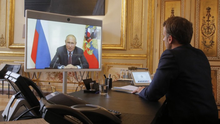 Emmanuel Macron: Am Montag sehen sie sich in echt: Emmanuel Macron und Wladimir Putin, hier bei einer Videokonferenz vor einer Woche.