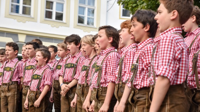 Kultur im Oberland: Seit 2014 findet in Bad Tölz das Knabenchorfestival statt. Nach einer pandemiebedingten Verzögerung soll es im Mai dieses Jahres wieder Standkonzerte in der Markstraße, Chorkonzerte und Ramenprogramm geben.