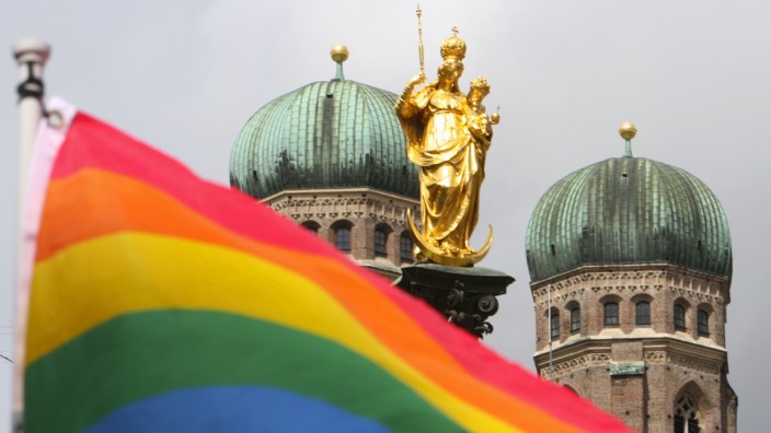 München heute: Immer mehr Initiativen in München setzen sich für die Gleichberechtigung von queeren Menschen in der katholischen Kirche ein. Dieses Foto vor der Kulisse der Münchner Frauenkirche und der Mariensäule entstand am Christopher-Street-Day.