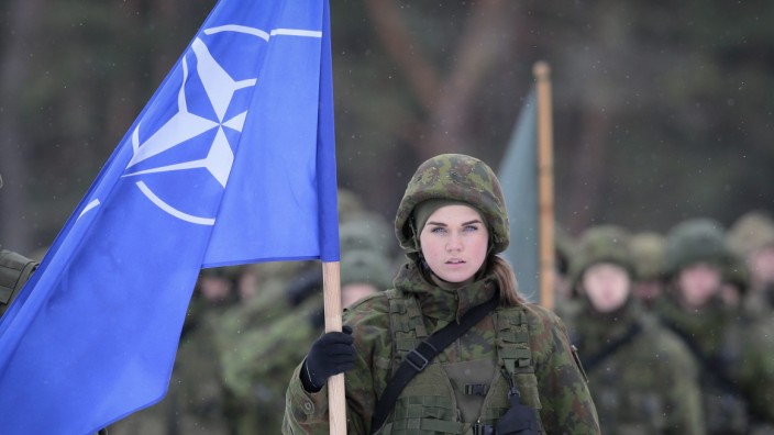 Nato-Generalsekretär: Soldatin mit der Nato-Fahne nach dem Manöver "Iron Sword 16" in Litauen. Jens Stoltenberg gibt Ende September sein Amt als Nato-Generalsekretär ab.