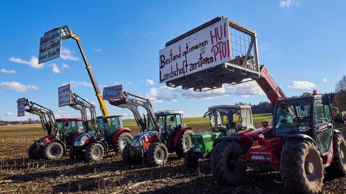 Demonstration bei Eisendorf: Viele Landwirte sind mit ihren Traktoren zur Demonstration gekommen. Was sie von den bisher vorgestellten Trassen halten, verkünden sie auf riesigen Transparenten.