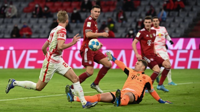 Niklas Süle beim FC Bayern: Manuel Neuer (am Boden) musste am Samstag gegen Leipzig fünf Paraden zeigen - so viele wie noch nie in dieser Saison.