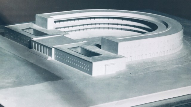 Ehemaliges Reichsparteitagsgelände: Modell aus der Nachkriegszeit, als die NS-Kongresshalle als Großstadion für mehr als 80 000 Besucher genutzt werden sollte.