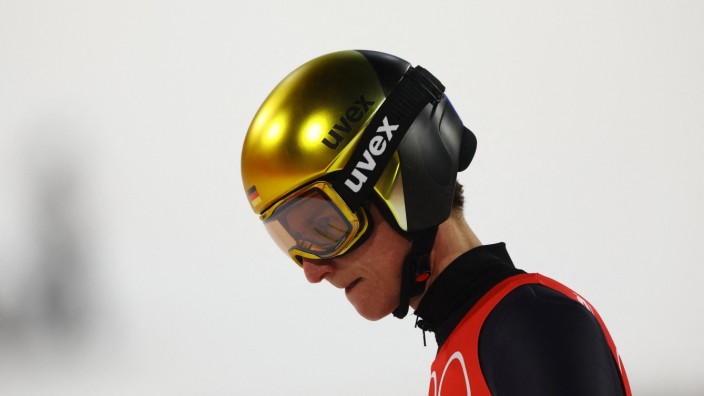 Olympia: Enttäuscht über die verpasste Medaille: der deutsche Skispringer Karl Geiger.