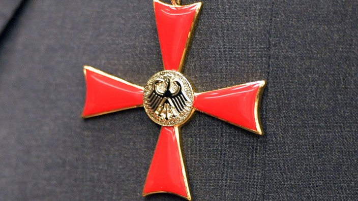 Bundestag: Das Verdienstkreuz am Bande erhielten 23 Abgeordnete, zwei weitere wurden mit höheren Stufen des Bundesverdienstkreuzes ausgezeichnet.