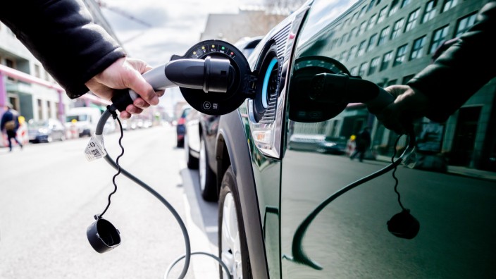 Elektromobilität: Elektroautos werden zunehmend massentauglich, doch könnten hohe Strompreise die Entwicklung bremsen.