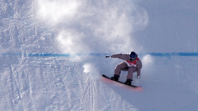 Snowboarden bei Olympia: Hart gelandet: Leon Vockensperger, einer der größten Hoffnungen des deutschen Verbands im Slopestyle, scheidet in der Qualifikation der Olympischen Spiele 2022 aus.