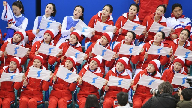 Olympische Spiele und Politik: Cheerleader aus Nordkorea bejubeln das gemeinsame süd-/nordkoreanische Frauen-Eishockeyteam bei den Spielen 2018 in Pyeongchang.