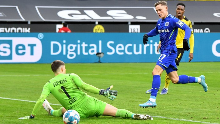 Pleite gegen Leverkusen: Leichtes Spiel gegen defensivschwache Dortmunder: Florian Wirtz (in Blau) erzielt das Leverkusener 2:1.