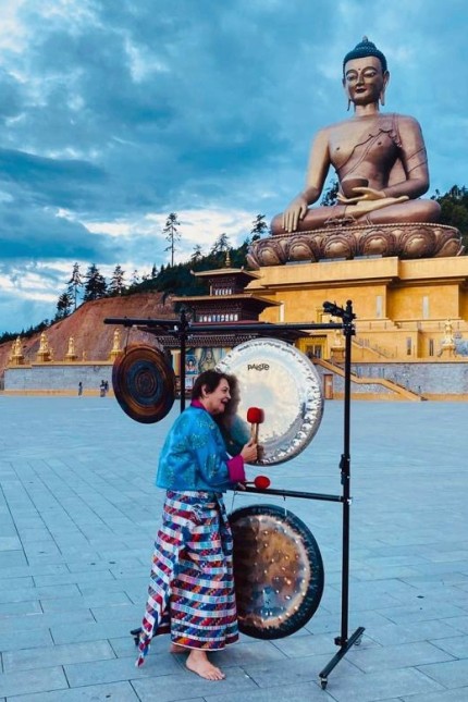 Reise durch Bhutan: Allein in Bhutan: Fran Bak spielt ihre Gongs zu Füßen der Buddha-Dordenma-Statue nahe der Hauptstadt Thimphu.