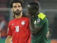 Sadio Mané tröstet Mo Salah beim Afrika Cup.