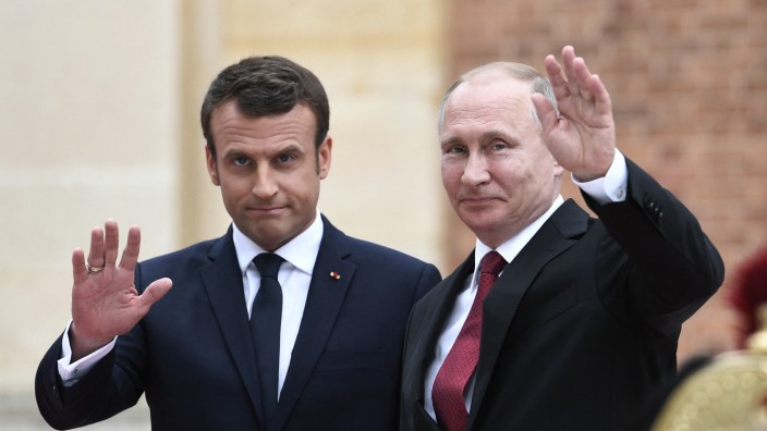 Politik in Frankreich: "Nicht naiv": Emmanuel Macron sieht sich inzwischen als wichtigster Ansprechpartner Wladimir Putins in Europa.