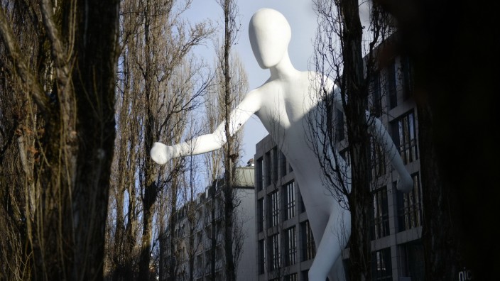 Architektur in München: Um öffentliche Kunst, Mut zur Größe und die rechte Maßstäblichkeit ging es im Zuge der geplanten Aufstellung des "Walking Man" 1995 vor dem Gebäude Leopoldstraße 36.