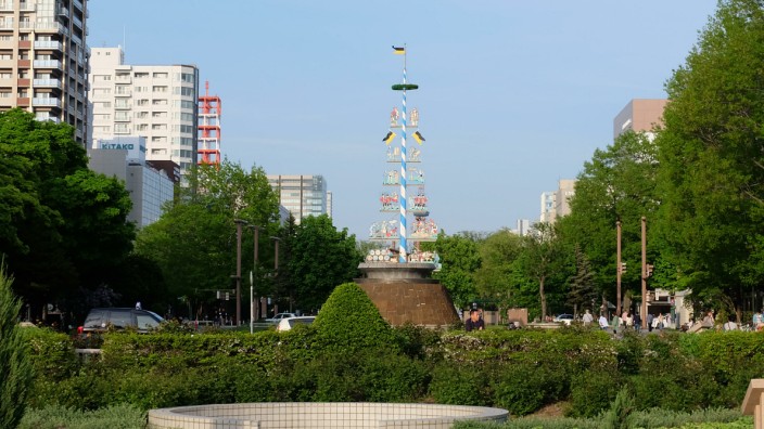 Olympische Spiele: Im Frühjar noch beeindruckender als im Winter: Der Maibaum aus München schmückt den Odori-Park in Sapporo.