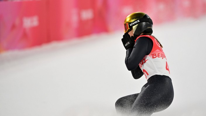 Skispringen bei Olympia: Wurde wegen eines nicht regelkonformen Anzugs disqualifiziert: Silbergewinnerin Katharina Althaus.
