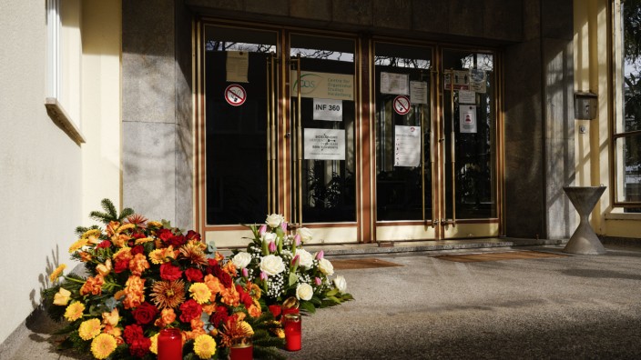 Amoklauf an der Universität Heidelberg: Am Montag vor zwei Wochen stürmte ein 18-Jähriger einen Hörsaal im Gebäude "INF 360" auf dem Heidelberger Uni-Campus und erschoss eine Studentin. Die Frage, die sich nun stellt: Wie kann aus dem Tatort ein Gedenkort werden?