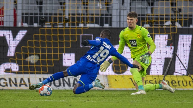 Borussia Dortmund: Einer der schnellen Leverkusener Außenspieler, die der BVB nicht in den Griff bekam: Mousa Diaby (links) erzielt das zwischenzeitliche 5:1 für Bayer.