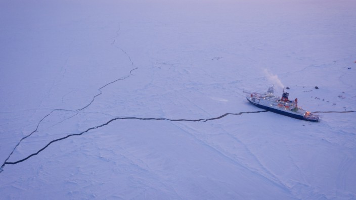 Die "Polarstern" eingeschlossen im arktischen Eis