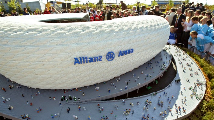 Glosse "Linksaußen": Groß, aber nicht groß genug: Das Modell der Münchner Allianz-Arena im Legoland Günzburg.