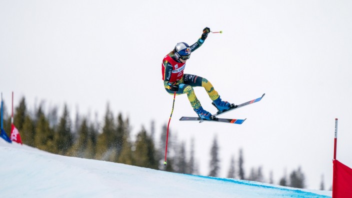 Olympische Spiele in Peking: Wichtiger Etappensieg: Johanna Holzmann ebnet mit ihrem 16. Rang beim Weltcup im kanadischen Nakiska Mitte Januar ihre Olympiateilnahme.