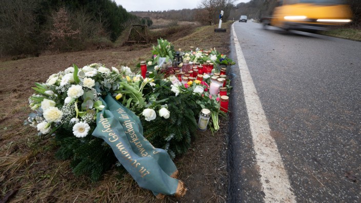 Polizistenmorde in Rheinland-Pfalz: Blumen und Kerzen am Tatort, an dem die beiden Polizeibeamten bei einer Verkehrskontrolle in der Nähe von Kusel erschossen wurden.
