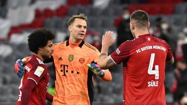 FC Bayern: Manuel Neuer (Mitte) findet den Wechsel von Niklas Süle (rechts) nicht wirklich gut.
