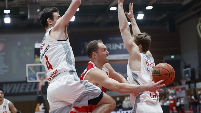 Basketball: Geboren in Würzburg: Felix Hoffmann (Mitte) geht es besonders nahe, wenn so viel auf dem Spiel steht wie momentan.