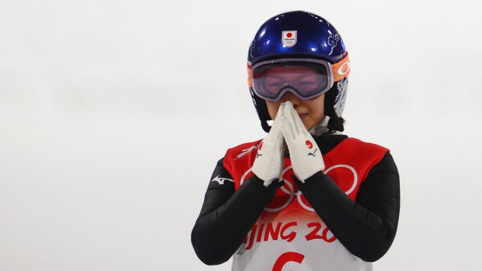 Mixed-Teamspringen bei Olympia: Tränen der Enttäuschung: Japans Sara Takanashi gehört zu den fünf Springerinnen, die im Mixed disqualifiziert wurden - und sich dann schuldig fühlten für das Aus ihres ganzen Teams.