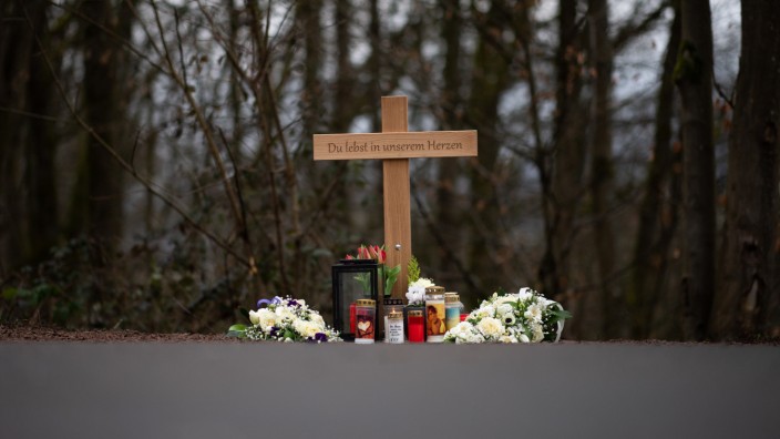 Hasskriminalität: Rheinland-Pfalz, Ulmet: Ein Kreuz mit der Aufschrift "Du lebst in unserem Herzen" steht nahe des Tatorts, an dem zwei Polizeibeamte bei einer Verkehrskontrolle erschossen wurden.