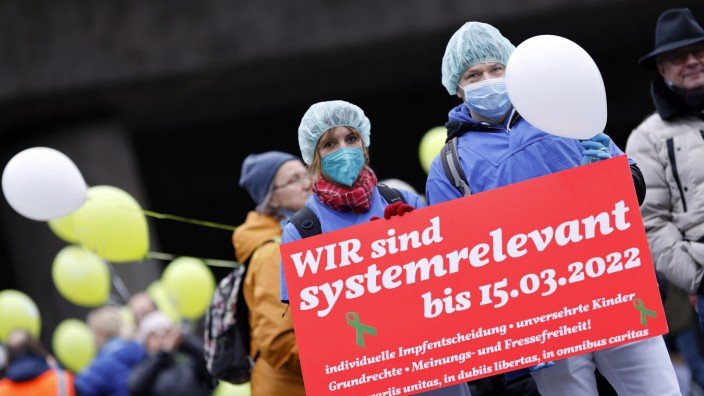 Corona-Krise: Unter dem Motto "Nein zum Impfzwang" haben vor zwei Wochen in Düsseldorf Tausende Menschen demonstriert, unter ihnen auch Pflegekräfte.