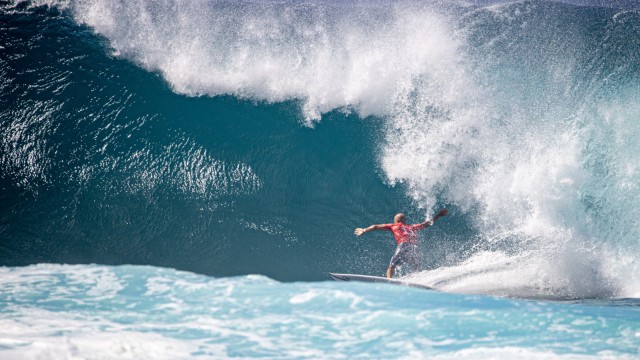 Surf-Legende Kelly Slater: Slaters letzte Welle im Finale hätte ihn beinahe vom Brett gefegt.