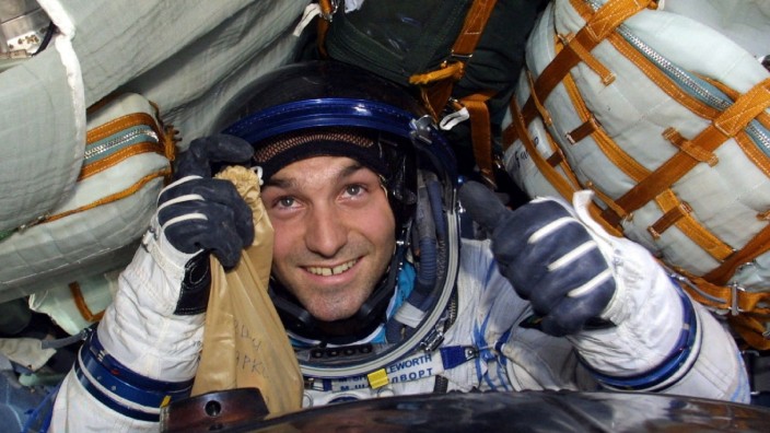 Mark Shuttleworth: Mark Shuttleworth grüßt nach seiner Landung in Kasachstan aus der Sojus-Rakete, mit der er auf der ISS war.