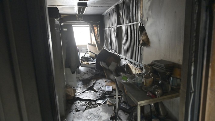 Brandstiftung in Asylunterkunft: Zerstörte Zimmer: Das Feuer breitete sich in der Unterkunft in Aschheim rasend schnell aus.