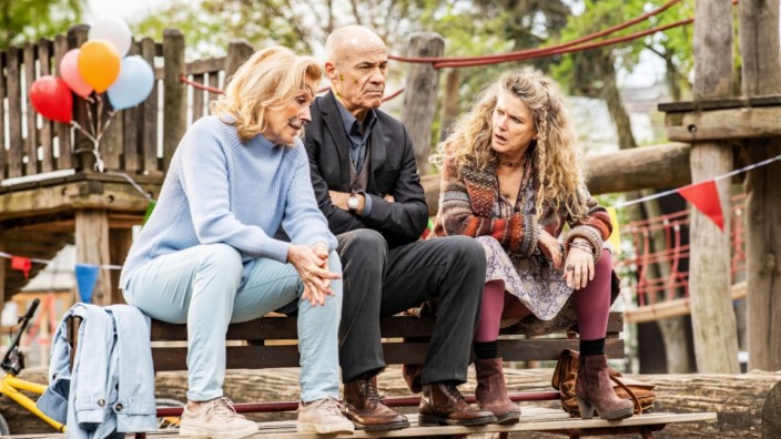 Frauenbild im Film: Seltener Anblick: Maren Kroymann (l.), Heiner Lauterbach und Barbara Sukowa in der Komödie "Enkel für Anfänger" von 2020 - alle drei haben auch schon in den Achtzigern gedreht.