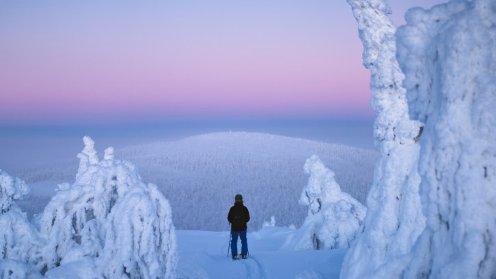 Winter in Finnland: Wer Finnland im Winter besucht, muss die Kälte mögen. In den langen Dämmerstunden erscheint die Natur in leuchtenden Rosa-, Orange- und Violett-Tönen.