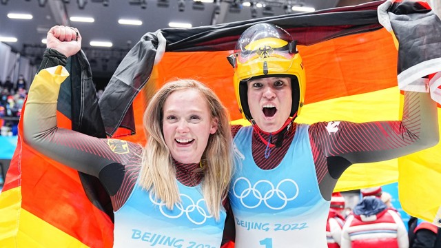 Natalie Geisenberger bei Olympia: Zwei Frauen, zwei Medaillen: Anna Berreiter (links) bejubelt Silber, Natalie Geisenberger neben ihr Gold.