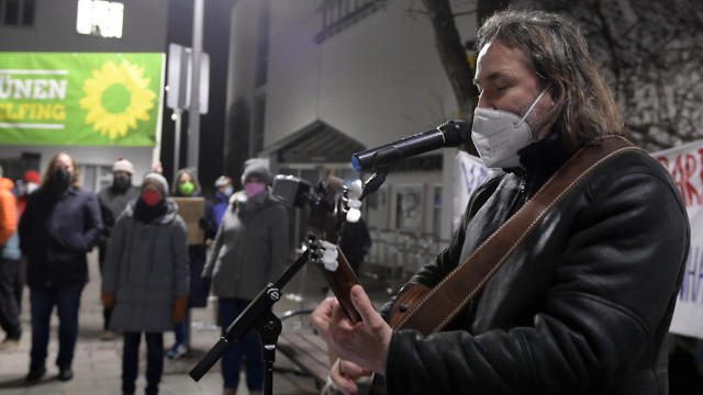 Corona-Maßnahmen: Mit seinem Lied "A Weißbier in da Sunn" setzte Musiker Roland Hefter nicht nur den Corona-Protesten, sondern auch der Kälte auf dem Rathausplatz etwas entgegen.