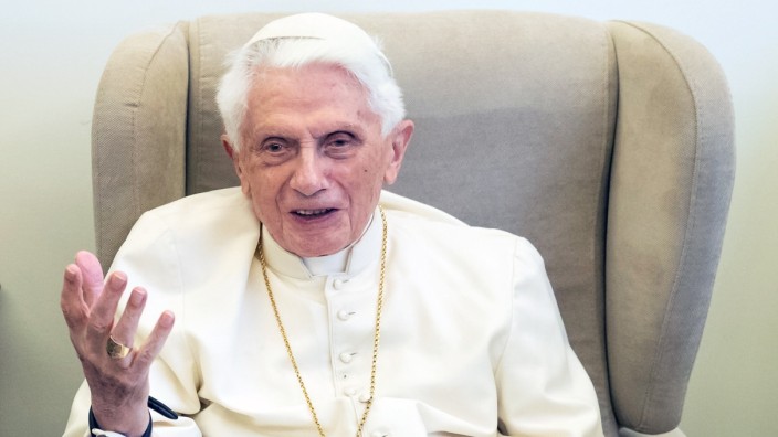 Joseph Ratzinger: Joseph Ratzinger, der emeritierte Papst Benedikt XVI., erklärt seine Falschangabe im Münchner Missbrauchsgutachten mit einem "Versehen". Außerdem bittet er bei "allen Opfern sexuellen Missbrauchs" um Entschuldigung.